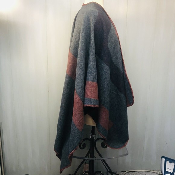 BB Dakota Poncho Cardigan One Size Fits All Gray Red Blue Reversible Fab Fit Fun - Picture 2 of 9